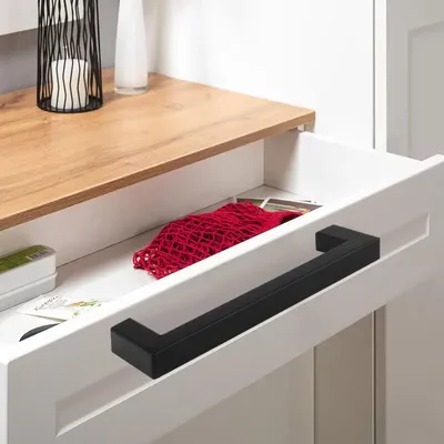 Produktbild von Stilvolle schwarze Handgriffe für Küchenschränke - Set von 8, 128 mm Bohrabstand