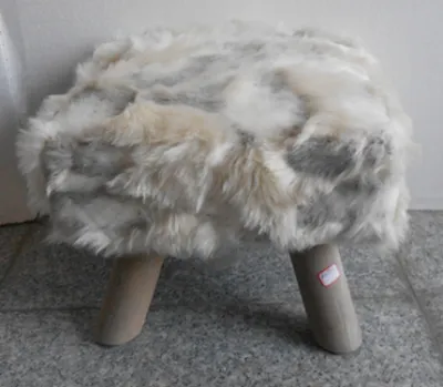 Produktbild von Casa Padrino Fußhocker Felloptik Hell Mod2 H36 x B36 x L32.5cm Hocker