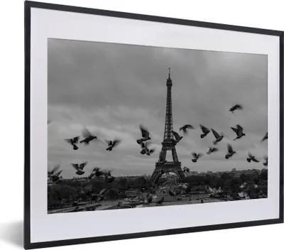 Produktbild von MuchoWow® MuchoWow® Gerahmtes Poster Vögel vor dem Eiffelturm 40x30 cm - Poster mit zchwarzem Bilderrahmen - Bilderrahmen - Poster im Rahmen