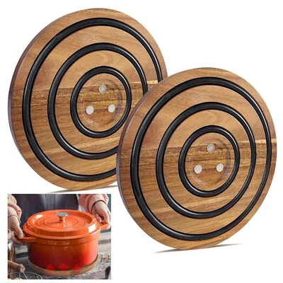 Produktbild von Topflappen, 2-teilig magnet. Holzuntersetzer,Akazienholz mit schwarz. Silikonring,für emaill. Gusseisen-Schmortöpfe u.Gusseisenpfannen von Le Creuset