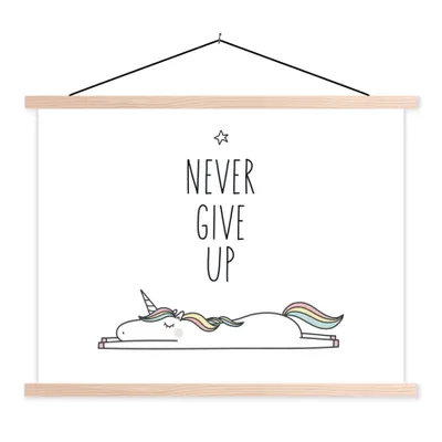 Produktbild von MuchoWow® Textilposter Einhorn - Kinder - Zitate - Niemals aufgeben - Mädchen 60x45 cm mit holzfarbenen Rahmen - Bild