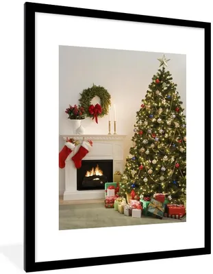Produktbild von MuchoWow® Gerahmtes Poster Ein Weihnachtsbaum mit Geschenken neben einem Kamin 60x80 cm - Poster mit Schwarzem Bilderrahmen Wandposter Rahmen Foto Bilder - Wohnzimmer - Dekorationen - Prämie