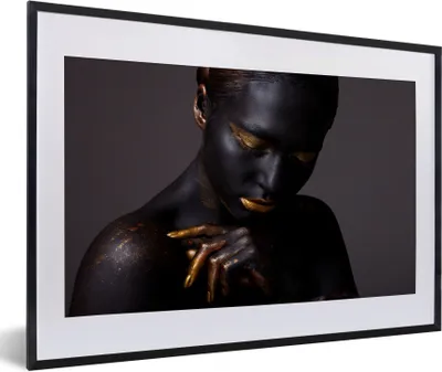 Produktbild von MuchoWow® Gerahmtes Poster Frau - Schwarz - Gold - Kunst 60x40 cm - Poster mit Schwarzem Bilderrahmen Wandposter Rahmen Foto Bilder - Schlafzimmer - Plakat in Rahmen - Drucken