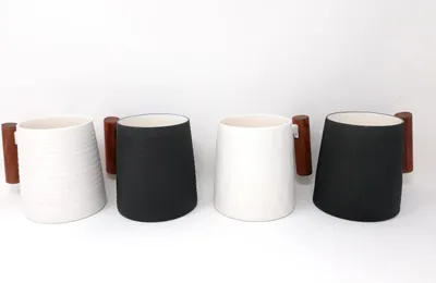 Produktbild von 4er Set Becher Negra für 320ml schwarz + weiß mit Rosenholzgriff TeaLogic