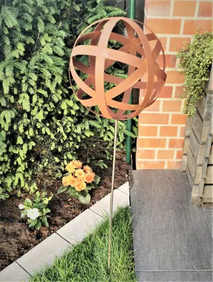 Produktbild von Rosenkugel Geflecht 25 cm Cortenstahl mit Stab 80 cm Streifenkugel Geflechtkugel