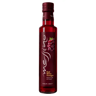 Messino Rotweinessig 250 ml Flasche auf weißem Hintergrund