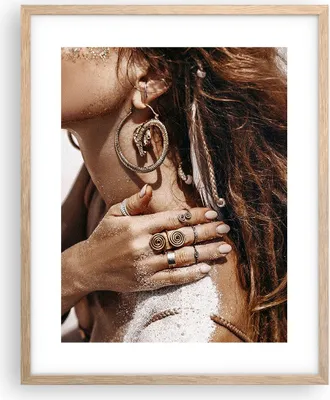 Produktbild von Gerahmtes Poster - Rahmen in heller Eiche - Sand Frau Schmuck - 40x50 cm - Wand Bild - Wanddeko - Wandbilder - Kunstposter - Wandposter - Bilderrahmen - Bilder - Kunstdruck - P2NPA40x50-4802