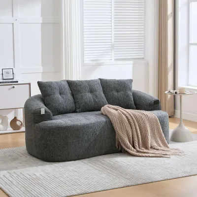 Zdjęcie produktu dla Dwuosobowa sofa AIORBER z tkaniny szenilowej, z głębokimi poduszkami siedziskowymi, o zaokrąglonych kształtach, dostarczana w postaci złożonej, zapewniająca wysoki komfort, w zestawie 3 poduszki dekoracyjne, kolor szary