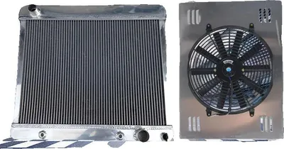 Productafbeelding van Aluminiumradiateur, geschikt voor Chevrolet C10/C20/C30 modellen van 1963-1966, met een kernmaat van 580mm x 440mm, totale afmetingen van 640mm x 570mm, 3 rijen, inlaat/uitlaat van 45mm
