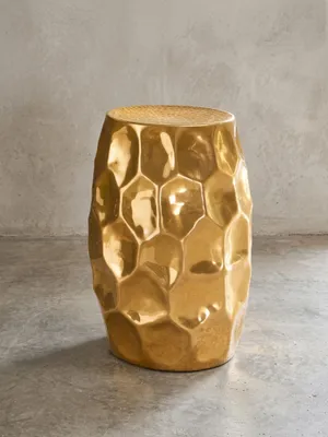 Produktbild von Orientalischer Beistelltisch "Enns": Hammerschlag-Design, Aluminium, pflegeleicht. Gold, 30x30x47 cm | Kadima Design