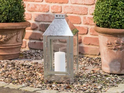 Zdjęcie produktu dla A2 Living – Lampion uniwersalny, model Midi, ocynkowany, 42,5 cm, metal, do użytku zewnętrznego, odporny na warunki atmosferyczne
