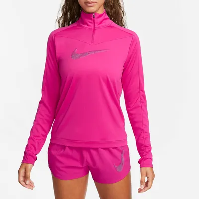Immagine prodotto di Maglietta Nike Dri-FIT con logo Swoosh, modello da donna