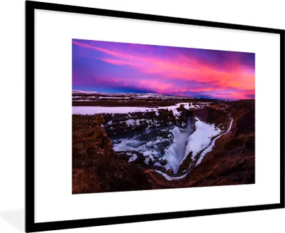Produktbild von MuchoWow® Gerahmtes Poster Violette Farben am Himmel über dem Gullfoss-Wasserfall in Island 90x60 cm - Poster mit Schwarzem Bilderrahmen Wandposter Rahmen Foto Bilder - Wanddekoration - Fotos