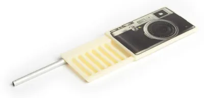 Produktbild von Schnupfset in Kameraweiß mit kompakten Abmessungen von 8,6 x 5,4 x 0,8 cm