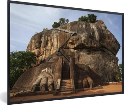 Produktbild von MuchoWow® MuchoWow® Gerahmtes Poster Die Löwentreppe auf dem Sigiriya-Felsen oder dem Löwenfelsen 60x40 cm - Poster mit zchwarzem Bilderrahmen - Printing - Wanddeko Schlafzimmer
