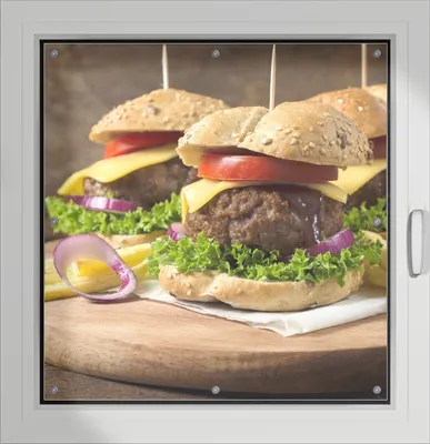 Produktbild von Wallario Lichtschutzbild, Dekorativer Sichtschutz Sonnenschutz 96 x 100 cm mit Motiv: Saftige Burger auf Holzbrett - Verdunklung ohne Bohren