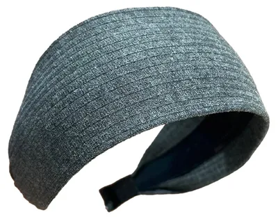 Produktbild von Damen-Haarreif mit vertikaler, strukturierter Oberfläche, weichem Stoff und breiter Krempe – ideal für Herbst und Winter, zum Schminken, Gesichtwaschen und als Haaraccessoire.