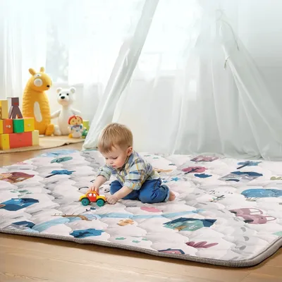 Produktbild von Faltbare Baby-Spielmatte 200×180 cm, weich & rutschfest, dicks gepolstert aus Baumwolle - Krabbelmatte für Kleinkinder, Beige, mit Tiermotiven (Grau)
