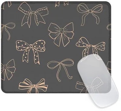 Immagine prodotto di Tappetino per mouse Unyqoos® a forma quadrangolare, dimensioni 24 x 18 x 2 cm, superficie in Spandex, base in gomma antiscivolo, resistente all'acqua, motivo a cuore e fiocchi, ideale per l'ufficio e la casa