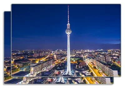 Produktbild von Wallario Frühstücksbrettchen 2er Set aus Glas, je 20 x 30 cm, mit rutschfesten Füßen, Motiv Fernsehturm Berlin bei Nacht