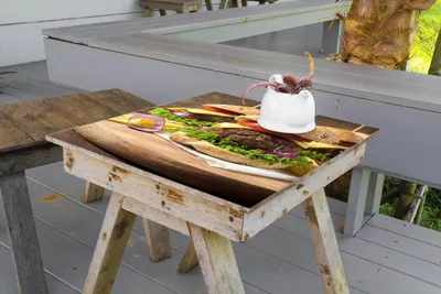 Produktbild von Wallario selbstklebende Möbelfolie/ Tischdecke für Innen und Außen, Größe: 60 x 60 cm - Saftige Burger auf Holzbrett