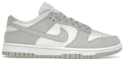 Image de Nike Dunk Low Light Silver en velours côtelé (pour femmes) - Taille EU 38,5