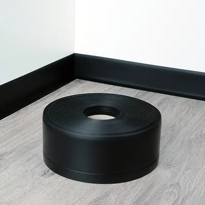 Obrázok produktu pre QUEST Mäkké lišty Samolepiace, Flexibilná základná lišta, Rohová lišta, PVC, 70x20mm, čierna, 1m