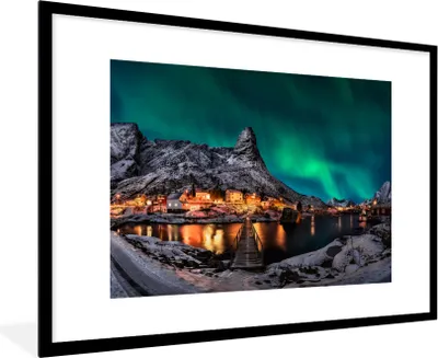 Produktbild von MuchoWow® Gerahmtes Poster Nordlicht - Island - Schnee - Dorf - Grün - Berge 90x60 cm - Poster mit Schwarzem Bilderrahmen Wandposter Rahmen Foto Bilder - Wanddekoration - Fotos