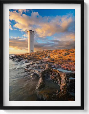 Produktbild von Leuchtturm über der Ostsee– Wandbild mit Rahmen – Gerahmtes Bild  – Wanddekoration – 60x80 cm –  Schwarz Rahmen