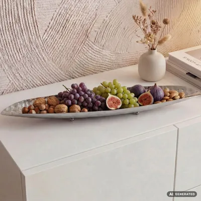 Produktbild von FineBuy Obstschale Silber Oval Schale 65,5cm Tischdeko länglich Moderner Obstkorb mit Fuß aus Metall Elegante Dekoschale in Bootform Handmade, KI-generiertes Bild