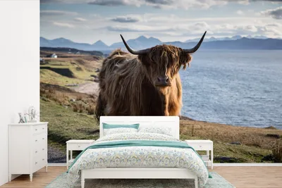 Produktbild von MuchoWow® Fototapete für Wohnzimmer oder Schlafzimmer Wandtapete Vinyl Motivtapete Schottische Highlander - Bergen - Meer - 450x300 cm - Gemusterte