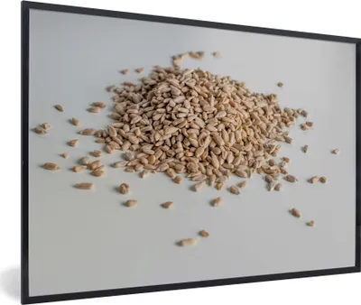 Produktbild von MuchoWow® MuchoWow® Gerahmtes Poster Haufen von Sonnenblumenkernen auf weißem Hintergrund 60x40 cm - Poster mit zchwarzem Bilderrahmen - Printing - Wanddeko Schlafzimmer