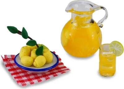 Produktbild von Miniatur Zitronenlimonade im Krug mit Eis, Handgefertigt