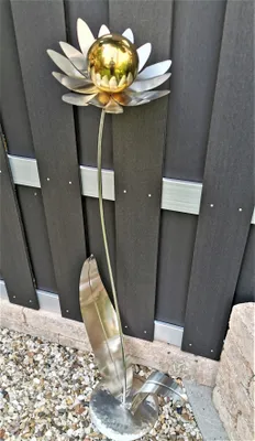 Produktbild von Skulptur Blume Palermo Edelstahl mit Kugel gold poliert 120 cm Dekoration Garten