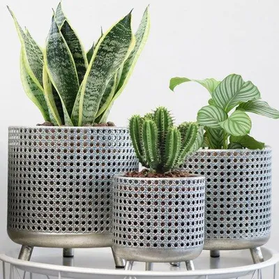 Produktbild von Metallene 3er-Set - dekorativen Blumenvasen - für Innen- und Außenbereich - 3 Stück - silbervergoldet - mit hohlem Design