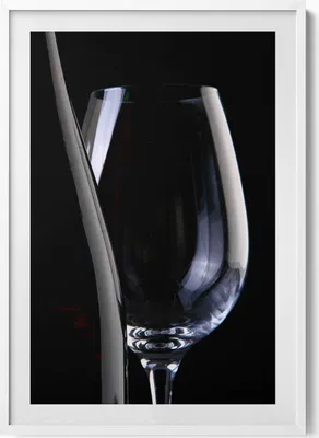 Produktbild von Glas und Flasche– Wandbild mit Rahmen – Gerahmtes Bild  – Wanddekoration – 70x100 cm –  Weiß Rahmen