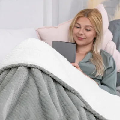 Produktbild von Wohndecke Kuscheldecke zarte Steppung Lammfelloptik  220 x 240 cm - Grau