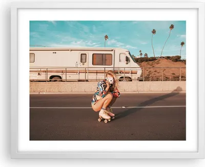 Produktbild von Gerahmtes Poster - Weißer Rahmen - Reise Frau Rollschuhe - 50x40 cm - Wand Bild - Wanddeko - Wandbilder - Kunstposter - Wandposter - Bilderrahmen - Bilder - Kunstdruck - P2WAA50x40-5079