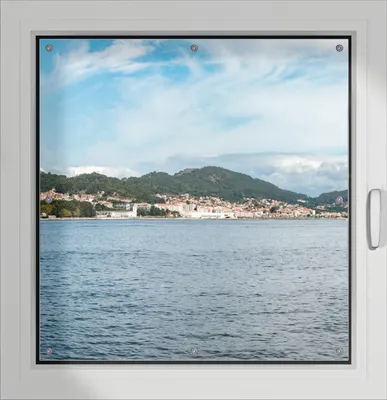 Produktbild von Wallario Lichtschutzbild, Dekorativer Sichtschutz Sonnenschutz 96 x 100 cm mit Motiv: Stadt zwischen Bergen und Meer - Verdunklung ohne Bohren