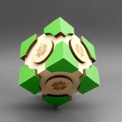 Lucky Secret Holzbox in ungewöhnlicher Diamantform mit grünen Spitzen und mehreren gravierten vierblättrigen Kleeblättern.