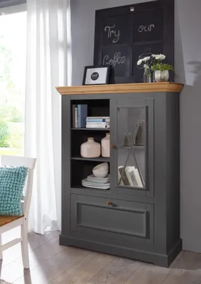 Produktbild von Highboard "WZ-0133" aus Kiefer in grau mit einer Tür und Absetzungen in eichefarbig. Abmessungen (BxHxT) 108x152x42 cm