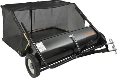 Productafbeelding van Aangehangen veegmachine voor gazon, 127 cm. Aangehangen veegmachine voor gazon, met een grote opvangbak van 26 kubieke voet voor bladeren en gras. Robuuste tuincentrale met verstelbare veeghoogte, geschikt voor gebruik in de tuin, op het gazon en op boerderijen