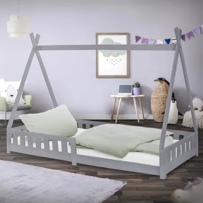 Obrázok produktu pre ML-Design detská posteľ Tipi 90x200 cm s ochranou proti vypadnutiu a lamelovým roštom, svetlosivá, z borovicového dreva, posteľ s ohrádkou, podlahová posteľ, drevená posteľ