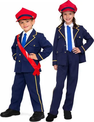Junge und Mädchen im identischen Kinder-Schaffner-Kostüm mit Jacke, Hose, Hemd, Krawatte und roter Mütze, nebeneinander stehend vor weißem Hintergrund.