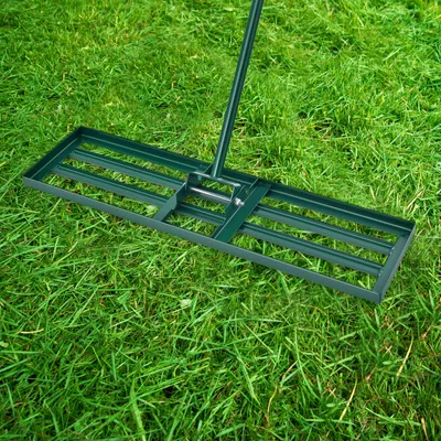 Zdjęcie produktu dla Niwelujące grabie z trzonkiem o długości 170 cm i antypoślizgowym uchwytem, ergonomiczne metalowe grabie do trawników, narzędzie ogrodowe z głowicą obracającą się o 180°, do ziemi, piasku i nawozów