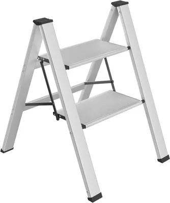 Produktbild von Alu Trittleiter - Klappbare 2-stufige Stehleiter - Breite rutschfeste Stufe - 150 kg Tragkraft - Leicht und platzsparend für Haushalt und Büro - Silber