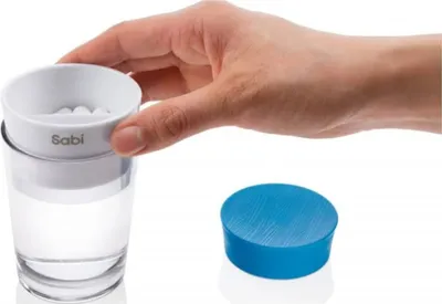 Produktbild von 20x Sabi Carafe 2-in-1 Pillendose mit integriertem Trinkglas