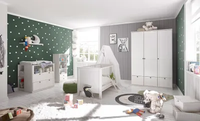 Produktbild von wimex 8-teiliges Baby-/Kinderzimmer Komplett Set, Weiß, Landhaus, Soft Close. Material: Spanplatte, Metall, Baumwolle, Polyestervlies. Lieferumfang und Maße: Kleiderschrank 135x200x58 cm (BxHxT); Babybett 74x77x150 cm (BxHxT) Liegefläche 70x140 cm, umbaubar zum Juniorbett, mit Schlupfsprossen und höhenverstellbarem Lattenrost; Wickelkommode 90x93x75 cm (BxHxT), als normale Kommode nutzbar (ohne Wickelaufsatz); Seitenregal 34x83x38 cm (BxHxT), kompatibel mit Wickelkommode; Standregal 46x135x40 cm (BxHxT); Ba