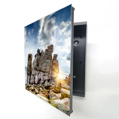 Produktbild von Schlüsselkasten Schwarz Metall, Gebirge Felsen Motiv hinter Glas, Moderne Schlüsselbox rechtsöffnend, 32x28x6,5 cm, 20 Haken für Ordnung im Flur.