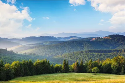 Produktbild von Wallario Premium Vliestapete Fototapete Berglandschaft im Gebirge unter blauem Himmel in der Größe 400 x 267 cm, extra dick, wird in 5 Teilen geliefert